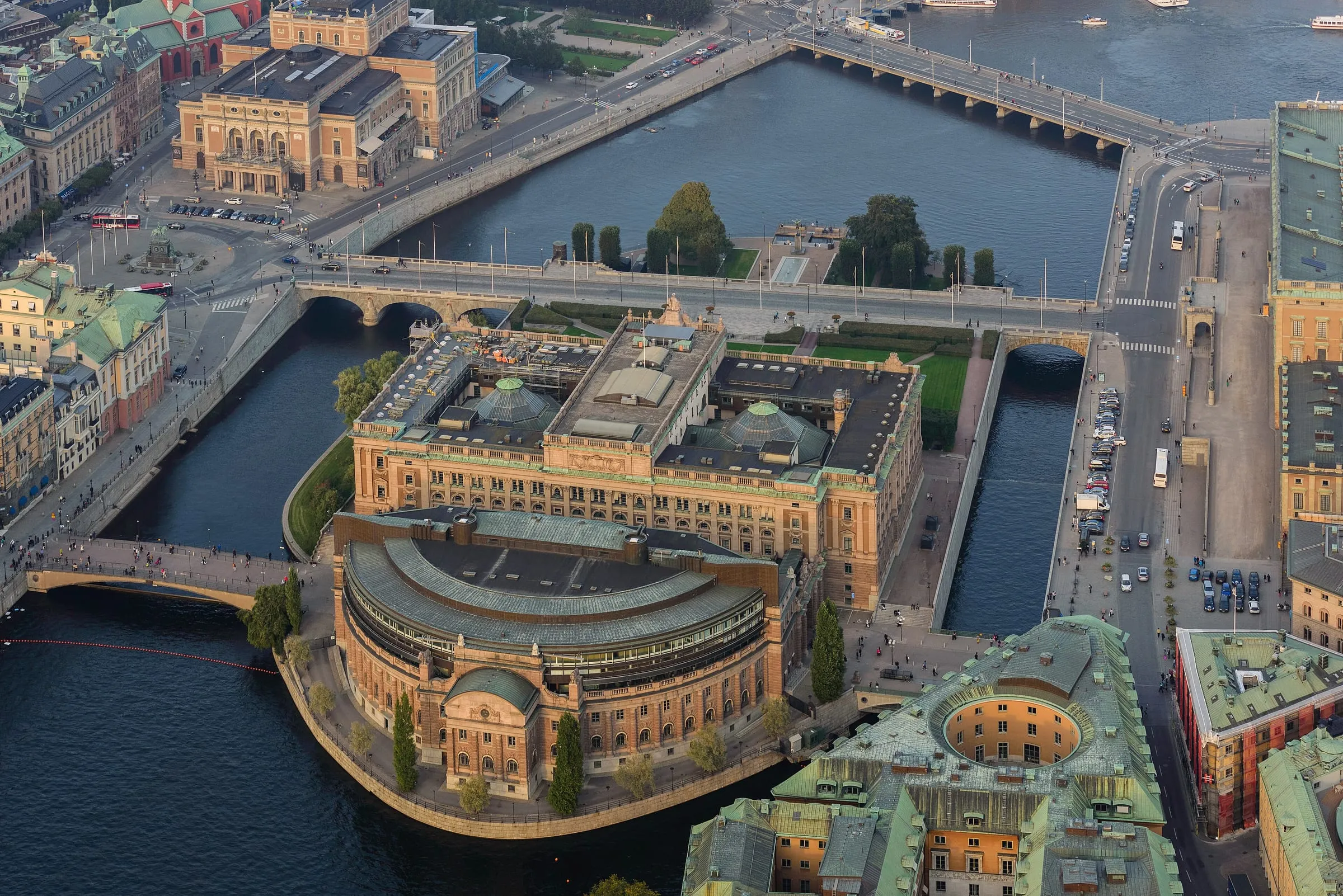 Flygfoto över riksdagshuset på Helgeandsholmen i Stockholm och vattnet runt omkring.